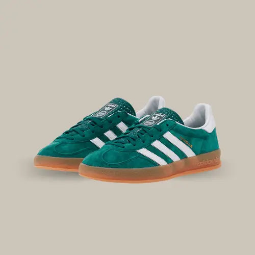 La Adidas Gazelle Indoor Collegiate Green Gum possède une base en suède vert sapin avec les trois bandes blanches en cuir blanc accordées au heel tab. On retrouve la célèbre semelle en gomme de caoutchouc devenu emblématique de la Gazelle.