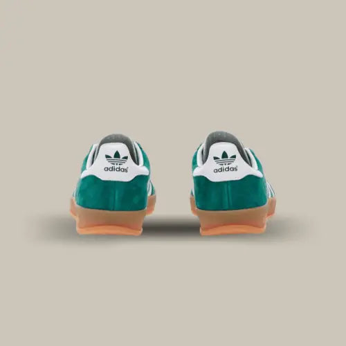 L'arrière de la Adidas Gazelle Indoor Collegiate Green Gum avec son heel tab blanc et l'inscription Adidas par dessus en vert.