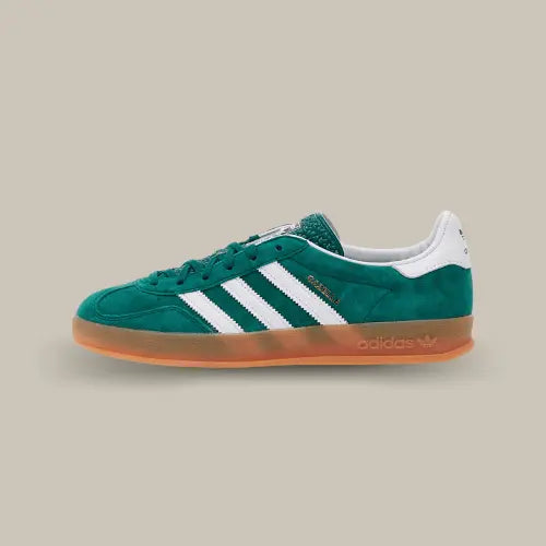 La Adidas Gazelle Indoor Collegiate Green Gum vue de côté avec son coloris vert et ses trois bandes blanches accordées au talon.