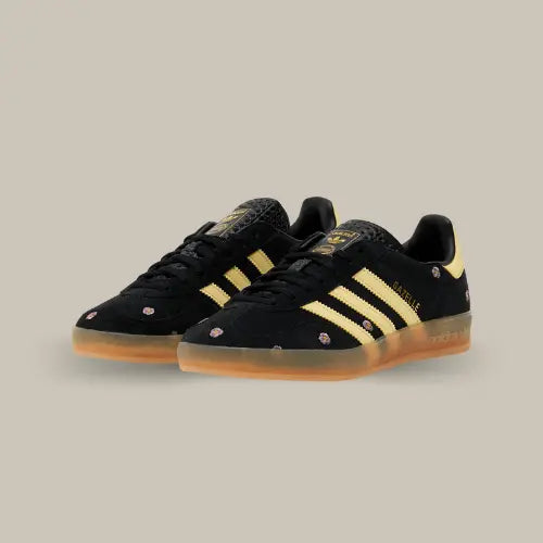 La Adidas Gazelle Indoor Core Black Almost Yellow Floral possède une base en daim noir arborant des petites fleurs tout le long de la tige. On retrouves les trois bandes de couleur jaune accordées au heel tab. La semelle en gomme translucide vient parfaire ce magnifique modèle aux allures printanières.&nbsp;