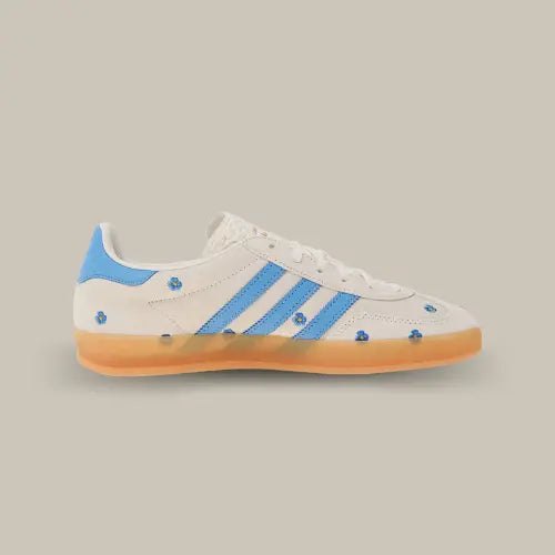 La Adidas Gazelle Indoor Light Blue Floral vue de côté avec sa base en daim beige arborant des petites fleurs bleues accordées aux trois bandes et au heel tab.