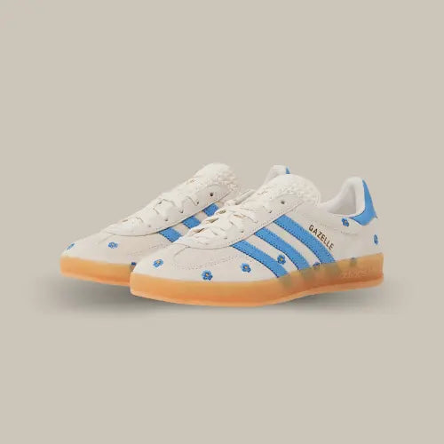 La Adidas Gazelle Indoor Light Blue Floral possède une base en daim beige arborant des petites fleurs bleues tout le long de la tige assorties aux trois bandes et au heel tab. La semelle en gomme translucide vient parfaire ce magnifique modèle aux allures printanières.&nbsp;