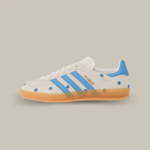 La Adidas Gazelle Indoor Light Blue Floral vue de côté avec sa base en daim beige arborant des petites fleurs bleues accordées aux trois bandes et au heel tab.