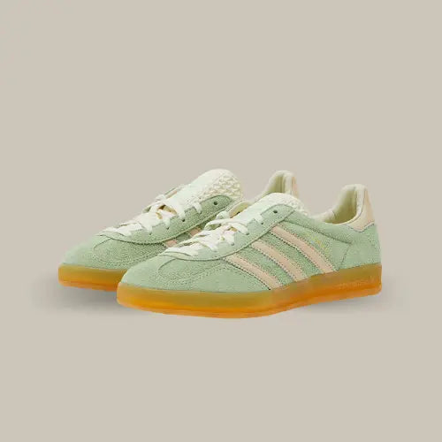 La Adidas Gazelle Indoor Semi Green Spark possède une base en nubuck vert pâle avec les trois bandes en cuir jaune pâle accordées au heel tab et à la languette. On retrouve la célèbre semelle en gomme de caoutchouc qui fait le charme de cette Adidas Gazelle.