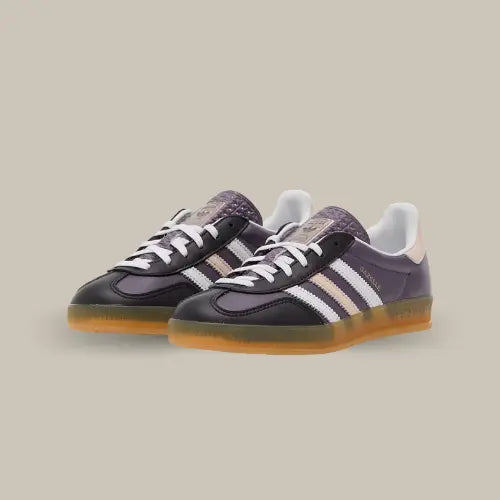 La Adidas Gazelle Indoor Shadow Violet Wonder Quartz possède une base en cuir violet avec le mudguard dans un violet plus intense. On retrouve les trois bandes Adidas de couleurs blanches suf celle du milieu qui est plus rosée et accordée au heel tab. La semelle en gomme translucide vient parfaire cette superbe paire de sneakers violette.