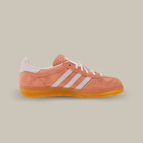 La Adidas Gazelle Indoor Wonder Clay vue de côté avec son coloris orange et ses trois bandes rose pâle accordées au heel tab. 