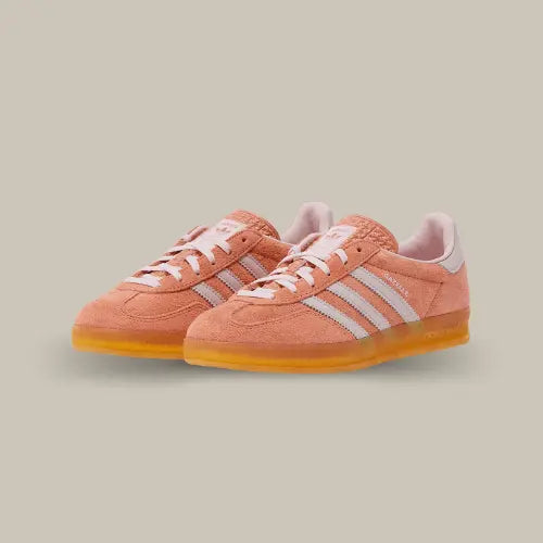 La Adidas Gazelle Indoor Wonder Clay possède une base en daim orange vif avec les trois bandes rose pâle de la marque allemande accordées au heel tab. On retrouve la semelle en gomme de caoutchouc emblématique de la Gazelle.