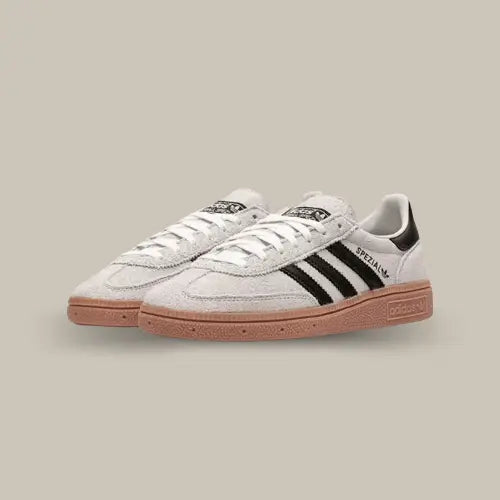 La Adidas Handball Spezial Aluminum Core Black possède une tige en nubuck gris accompagnée des trois bandes en cuir noir avec le heel tab et le logo de la languette de la même couleur. On retrouve également une semelle en gomme qui s’accorde parfaitement avec le coloris de ce modèle.