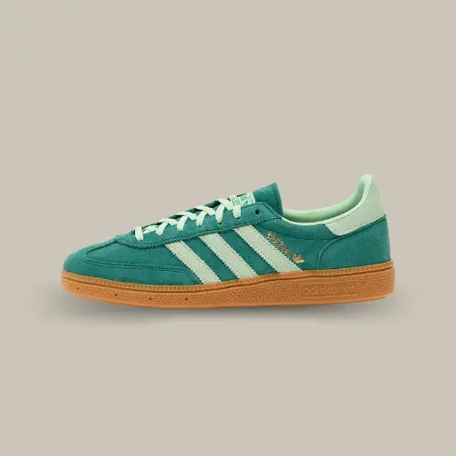 La Adidas Handball Spezial Collegiate Green Semi Green Spark de coté avec sa base en daim composé d'un ensemble de coloris vert.