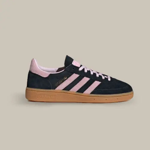 La Adidas Handball Spezial Core Black Clear Pink Gum de couleur noire avec les trois bandes aidas rose accordées au heel tab, aux lacets et au branding. On retrouve la semelle en gomme.