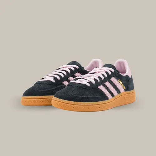 La Adidas Handball Spezial Core Black Clear Pink Gum possède une base en suède noir avec les trois bandes en suède rose accordées au heel tab, au branding et aux lacets. Le logo "Spezial" couleur or donne une touche de classe. On retrouve la célèbre semelle en gomme pour parfaire cette magnifique Adidas.