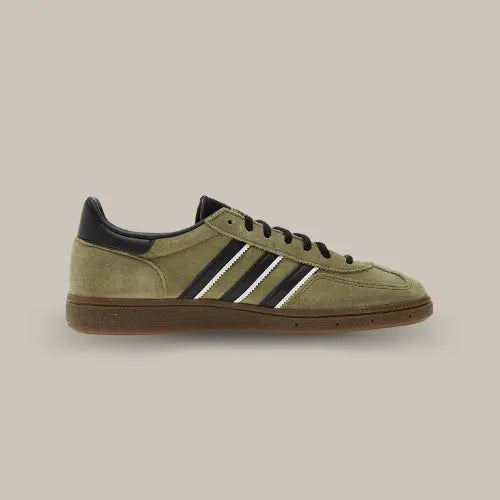 La Adidas Handball Spezial Focus Olive Black vue de côté avec son couleur olive et ses trois bandes en cuir noir et blanc.