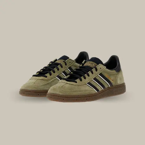 La Adidas Handball Spezial Focus Olive Black possède une base en suède olive avec les trois bandes en cuir blanc et noir. On retrouve un heel tab de couleur noir assorti aux lacets et une semelle en gomme apportant une finition remarquable à cette paire de basket tendance.