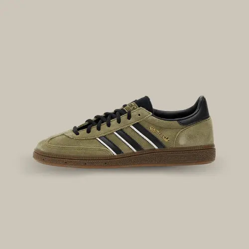 La Adidas Handball Spezial Focus Olive Black vue de côté avec son couleur olive et ses trois bandes en cuir noir et blanc.