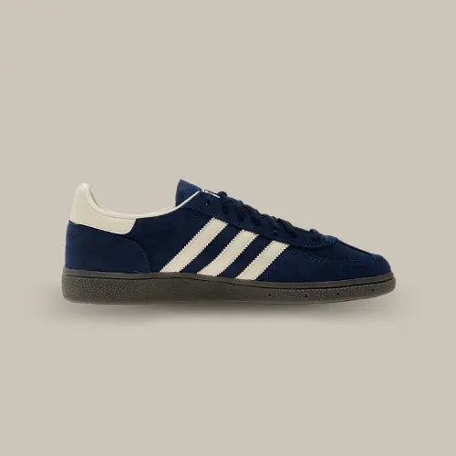 La Adidas Handball Spezial Night Indigo avec sa tige en daim de couleur bleu nuit et ses trois bandes blanc cassé accordé au heel tab.