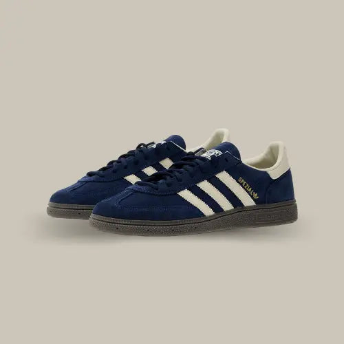 La Adidas Handball Spezial Night Indigo, un classique intemporel, allie un style rétro et une modernité subtile. Conçue pour les terrains de handball et adaptée à la rue, cette silhouette iconique présente une tige en daim premium dans une élégante teinte indigo. Ses fameuses trois bandes blanches et son branding doré "Spezial" rappellent les racines sportives d'Adidas, tandis que la semelle extérieure en gomme assure confort et adhérence. 