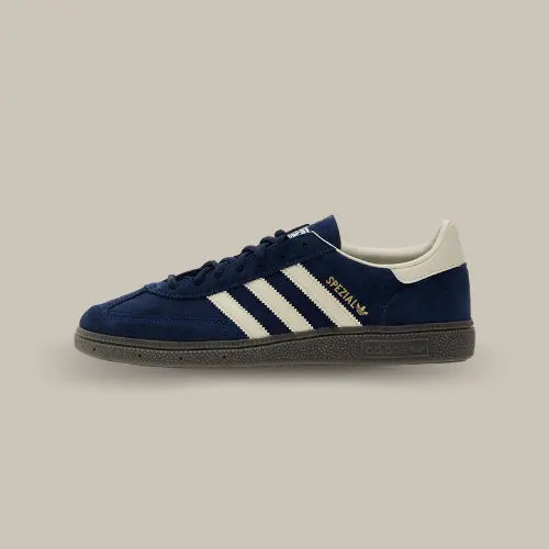 La Adidas Handball Spezial Night Indigo avec sa tige en daim de couleur bleu nuit et ses trois bandes blanc cassé accordé au heel tab.