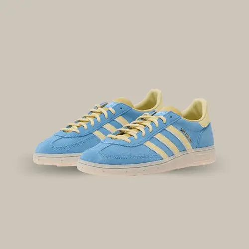 La Adidas Handball Spezial Semi Blue Burst Almost Yellow propose une base en nubuck bleu avec trois les trois bandes en cuir jaune assorties au heel tab, à la languette et aux lacets. La semelle en gomme vient parfaire cette paire de basket hyper fraiche.