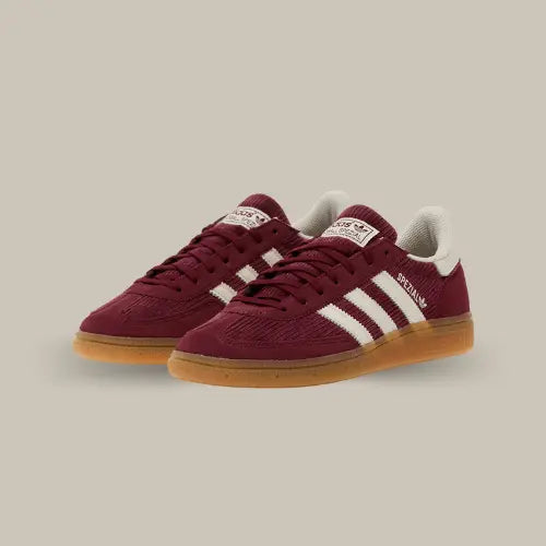 La Adidas Handball Spezial Shadow Red est un modèle intemporel qui allie style rétro et confort. Conçue à l'origine pour le handball, cette sneaker se distingue par sa tige en suède bordeaux, associée à des détails blancs sur les trois bandes emblématiques d'Adidas et le talon. Sa semelle extérieure en gomme lui confère une adhérence optimale et un look vintage, parfait pour un usage quotidien. 