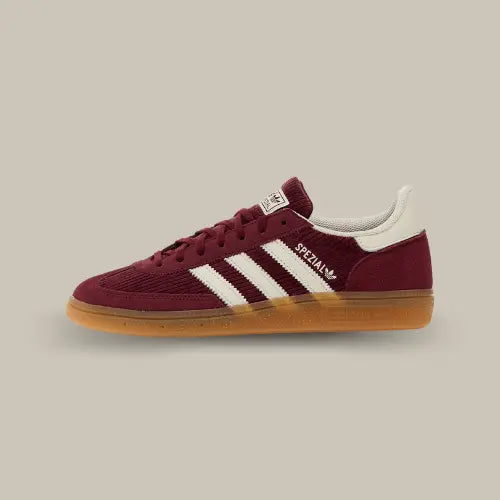 La Adidas Handball Spezial Shadow Red vue de côté avec sa base en suède bordeaux et ses trois bandes blanches accordées au heel tab.