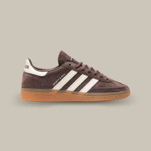 La Adidas Handball Spezial Sporty & Rich Brown vue de côté avec sa base en daim marron et ses trois bandes blanches accordées au heel tab.