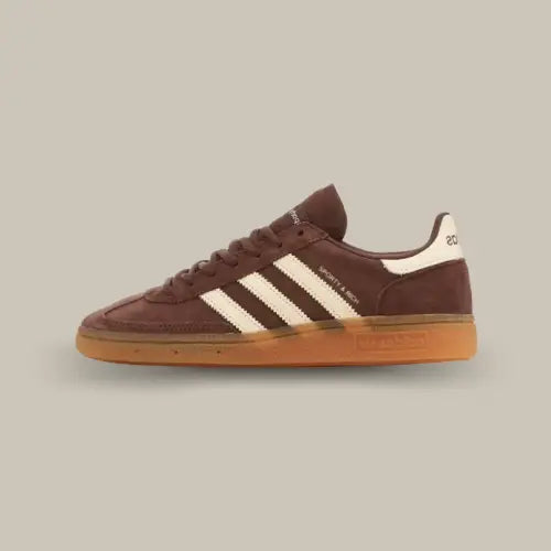 La Adidas Handball Spezial Sporty & Rich Brown vue de côté avec sa base en daim marron et ses trois bandes blanches accordées au heel tab.