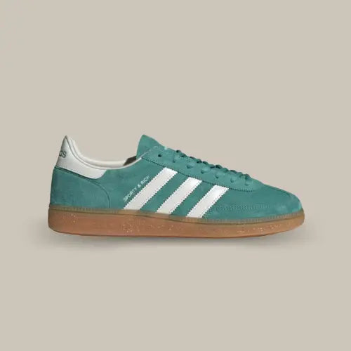 LA Adidas Handball Spezial Sporty & Rich Green vue de côté avec son daim vert et ses trois bandes blanches accordées au heel tab.