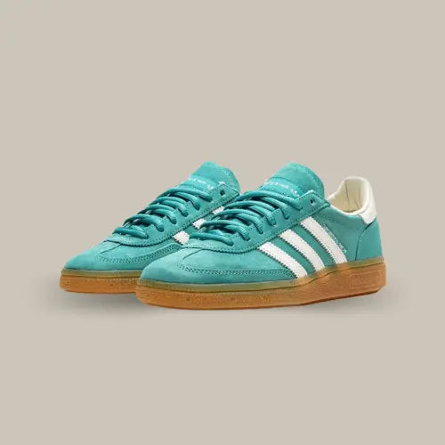 La Adidas Handball Spezial Sporty &amp; Rich Green&nbsp;possède une base en daim vert&nbsp;avec les trois bandes blanches accordées au heel tab et au branding "Sporty &amp; Rich". La semelle en gomme de caoutchouc vient conclure cette superbe collab.