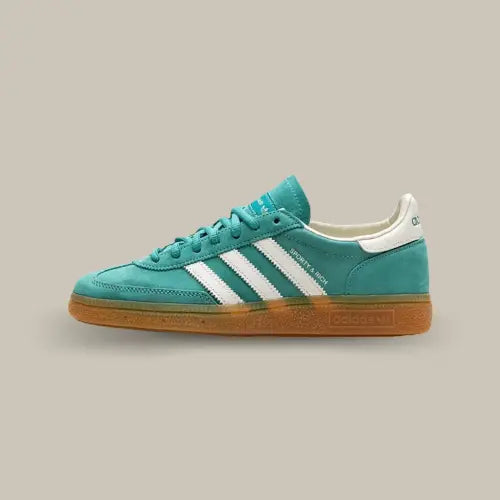 LA Adidas Handball Spezial Sporty & Rich Green vue de côté avec son daim vert et ses trois bandes blanches accordées au heel tab.