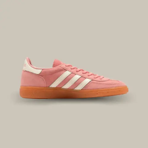 La Adidas Handball Spezial Sporty & Rich Pink vue de côté avec sa base en daim rose et ses trois bandes blanches assorties au heel tab.