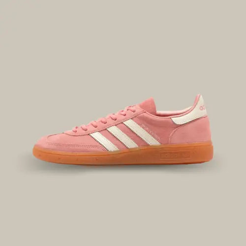 La Adidas Handball Spezial Sporty & Rich Pink vue de côté avec sa base en daim rose et ses trois bandes blanches assorties au heel tab.