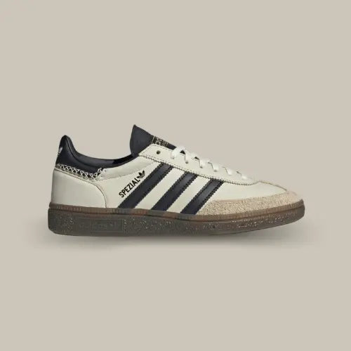 La Adidas Handball Spezial Wonder White Black vue de côté avec sa base blanche et ses trois bandes noires assorties au heel tab et à la languette.