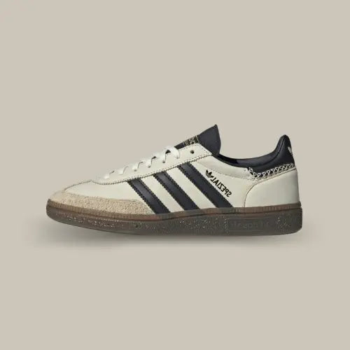 La Adidas Handball Spezial Wonder White Black vue de côté avec sa base blanche et ses trois bandes noires assorties au heel tab et à la languette.