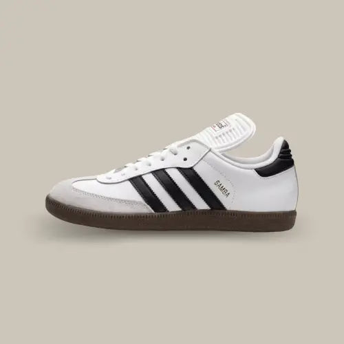 La Adidas Samba Classic White de coté avec sa base de cuir blanc et ses trois bandes en cuir noir.