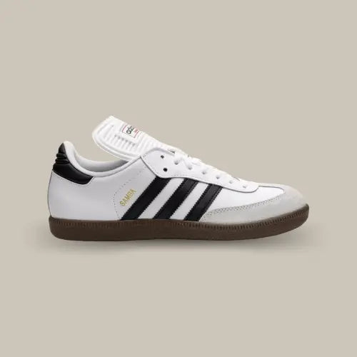 La Adidas Samba Classic White de coté avec sa base de cuir blanc et ses trois bandes en cuir noir.