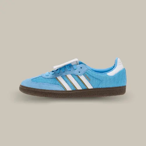 La Adidas Samba LT Semi Blue Burst vue de côté avec sa base en mesh bleu et les bandes en cuir blanc accordées au heel tab et au revers de la languette qui cache les lacets.