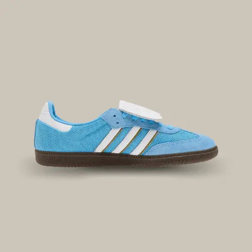 La Adidas Samba LT Semi Blue Burst vue de côté avec sa base en mesh bleu et les bandes en cuir blanc accordées au heel tab et au revers de la languette qui cache les lacets.