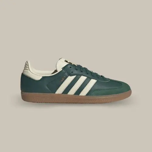 La Adidas Samba OG Collegiate Green vue de côté avec son coloris vert et ses trois bandes couleur sail accordées au heel tab.