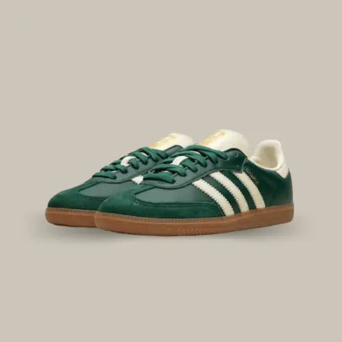 La Adidas Samba OG Collegiate Green possède une base en cuir vert avec un mudguard en suède vert. On retrouve les trois bandes emblématiques de la marque allemande de couleur sail accordées au heel tab et à la languette. Pour conclure cette paire de basket tendance, Adidas propose des brandings dorés sur la languette et le panneau latéral.