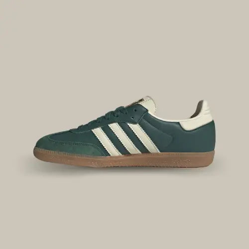 La Adidas Samba OG Collegiate Green vue de côté avec son coloris vert et ses trois bandes couleur sail accordées au heel tab.