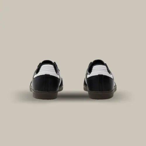 L'arrière de la Adidas Samba OG Core Black avec son heel tab de couleur blanc.