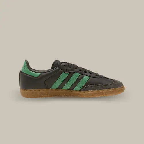 La Adidas Samba OG "Shadow Olive Green" est une variante spécifique du modèle classique de Adidas, qui est l'une des chaussures les plus emblématiques de la marque aux trois bandes. La Samba a été initialement conçue dans les années 1950 comme une chaussure de football destinée à aider les joueurs à s'entraîner sur des terrains gelés, mais elle a rapidement transcendé son usage sportif initial pour devenir une icône de la mode streetwear.