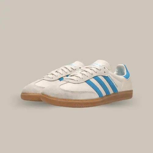 Cette adidas Samba OG Sporty & Rich Beige Blue possède une base en cuir beige ciel avec trois bandes en cuir bleu. Le branding Samba a été remplacé par « Sporty&Rich » ainsi que sur la languette. On retrouve également une semelle en gomme.