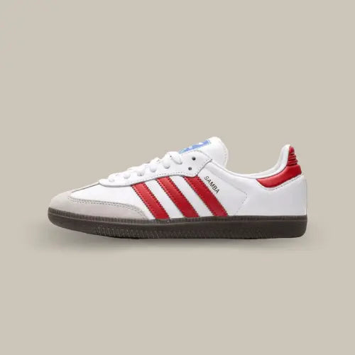 La Adidas Samba OG White Red de coté avec sa base en cuir blanc et ses trois bandes en cuir rouge.