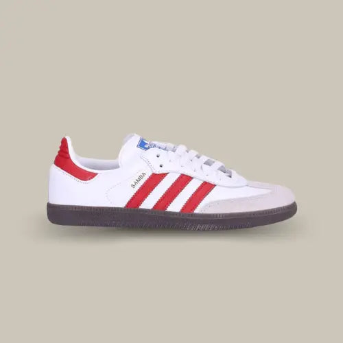 La Adidas Samba OG White Red de coté avec sa base en cuir blanc et ses trois bandes en cuir rouge.