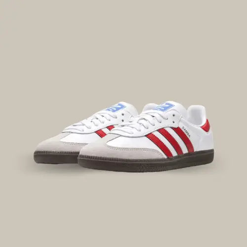 La Adidas Samba OG White Red possède une base en cuir blanc accompagnée de suède gris sur le devant. On retrouve les trois bandes en cuir rouge accompagnée d’une semelle en gomme.