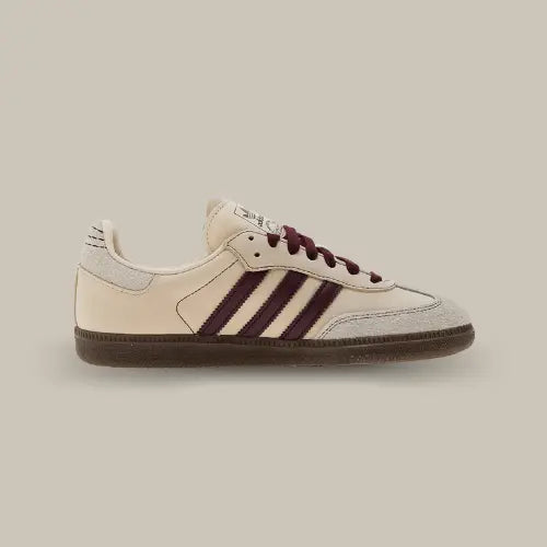 La  Adidas Samba OG Wonder White Maroon avec sa tige beige et ses trois bandes bordeaux.