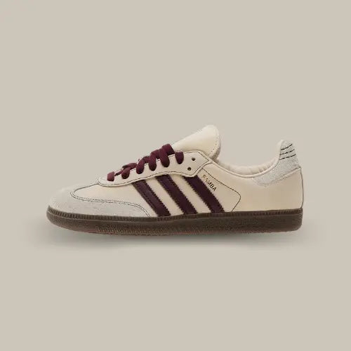 La  Adidas Samba OG Wonder White Maroon avec sa tige beige et ses trois bandes bordeaux.