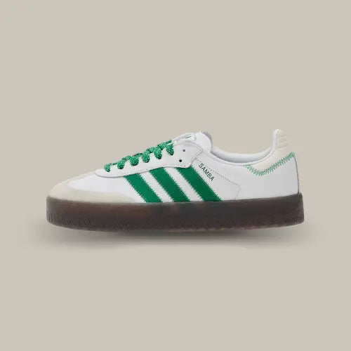 La Adidas Sambae Cloud White Green vue de côté avec son cuir blanc et ses trois bandes vertes assorties à la couture contournant le heel tab.