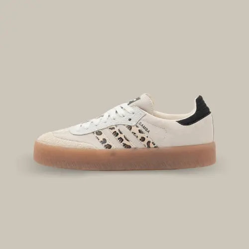 La Adidas Sambae Leopard OFF-WHITE vue de côté avec son cuir beige, ses trois bandes imprimé léopard et sa semelle en gomme de caoutchouc surélevée.